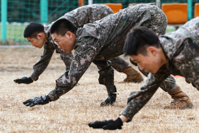 장병들이 베어워크 자세를 선보이고 있다.