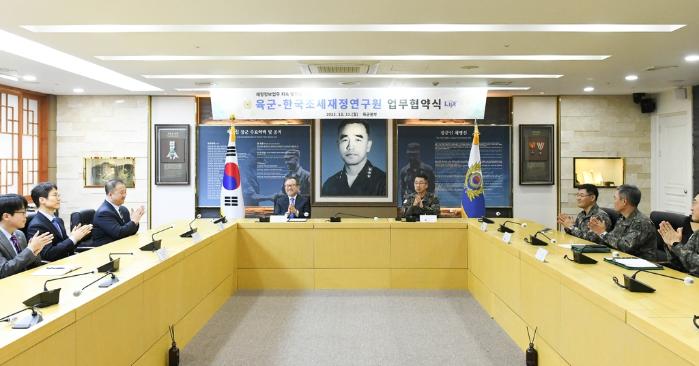 고현석(중장·가운데 오른쪽) 육군참모차장과 김재진 한국조세재정연구원장이 지난 11일 MOU를 체결하고 있다. 육군 제공