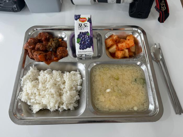 육군훈련소 장병이 입맛대로 골라담은 식판