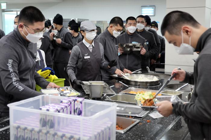 육군훈련소 장병들이 병영식당에서 각자의 취향에 맞춰 음식을 골라 담고 있다. 육군훈련소는 17일 국방부가 발표한 ‘골라 먹는 뷔페식’ 식사를 미리 도입해 운영하고 있다.