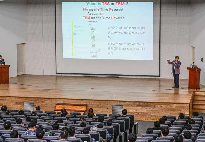 최복경 한국해양과학기술원 소장이 지난 15일 ‘2023 잠수함 과학기술 발전 세미나’에서 ‘유·무인 복합 잠수함 수중통신 기법’을 발표하고 있다. 부대 제공