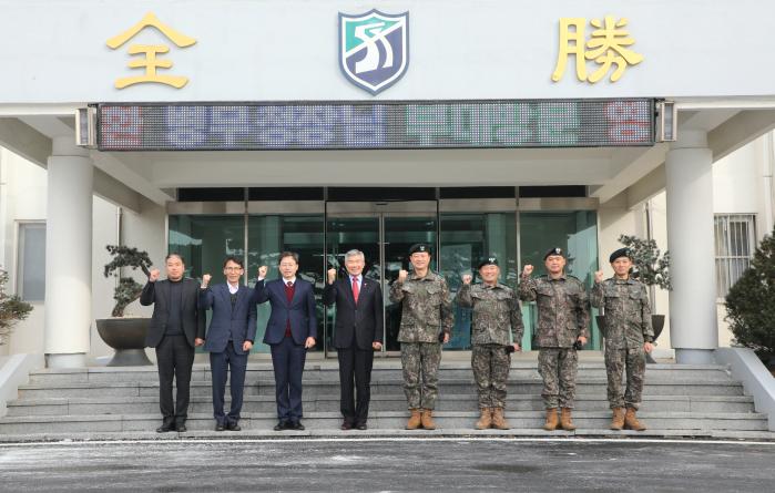 이기식(왼쪽 넷째) 병무청장이 18일 육군51보병사단 입영현장을 점검한 뒤 류승민(오른쪽 넷째·소장) 사단장 등 관계자들과 기념촬영을 하고 있다. 병무청 제공