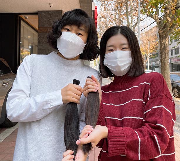 권서연(오른쪽) 중사와 김성희 씨 모녀가 지난 2020년 11월 모발기부를 하기 전 머리카락을 들고 찍은 기념사진. 본인 제공