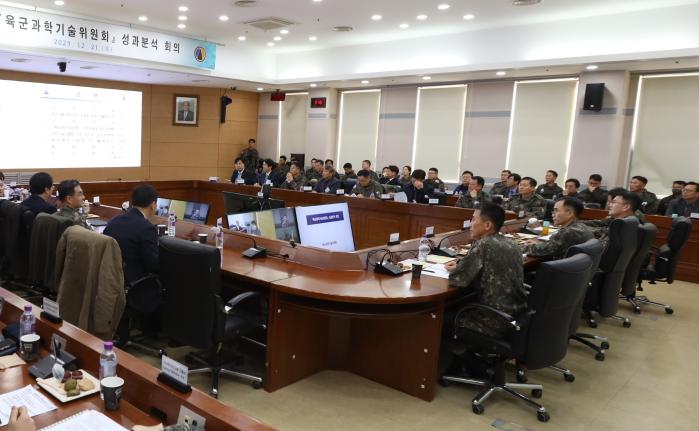 21일 육군교육사령부에서 열린 ‘23-2차 육군과학기술위원회’ 참석자들이 토의를 진행하고 있다. 부대 제공
