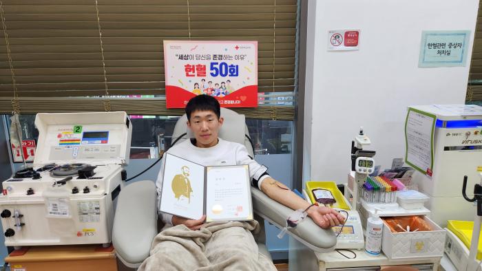 권성현 대위가 지난달 13일 헌혈유공장 금장을 받고 50번째 헌혈을 하고 있다. 본인 제공