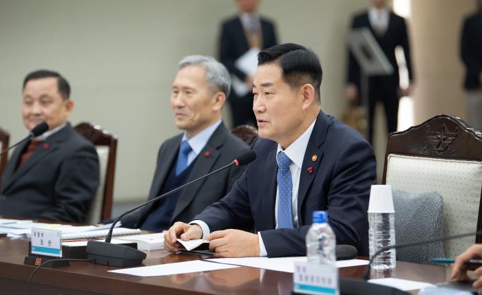 신원식(오른쪽) 국방부 장관이 지난 22일 국방부 청사에서 열린 2023년 국방혁신 4.0 추진평가 회의에서 모두발언을 하고 있다. 국방부 제공