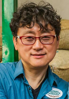 필자 박영순 커피비평가협회(CCA) 회장은 충북대 미생물학과, 고려대 언론대학원을 졸업하고, 단국대 영어영문과 언어학 박사 과정을 수료했다. 『커피인문학』 등을 저술했다.