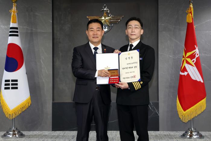 신원식 국방부 장관이 27일 서울 용산구 국방부 청사에서 국군대전병원장으로 임명된 이국종 교수에게 명예 해군대령 임명장과 계급장을 수여하고 있다 . 양동욱 기자