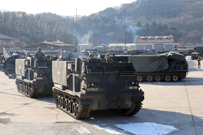 경기도 동두천 캠프 케이시에서 진행된 미 210포병여단 훈련 중 MLRS 차량이 기동하고 있다.