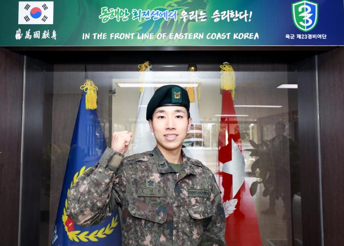 휴가 중 차량 화재 현장을 목격하고 투철한 군인정신으로 진압에 성공한 육군23경비여단 조영민 중사가 부대에서 파이팅을 외치고 있다. 사진 제공=김정훈 상사