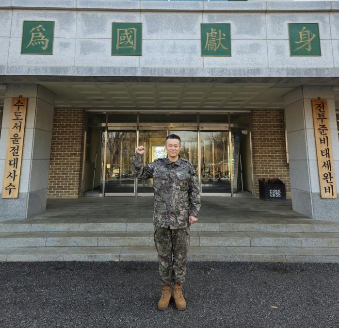 육군52보병사단 인릉산여단 김영철 원사가 ‘국민의 군대’라는 결연한 각오를 다지면서 파이팅을 외치고 있다. 부대 제공