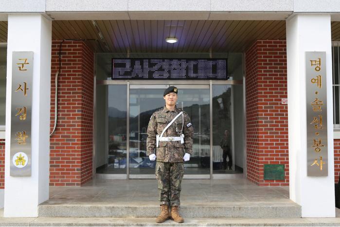 육군15보병사단 군사경찰대대 이권상 일병이 포즈를 취하고 있다. 부대 제공