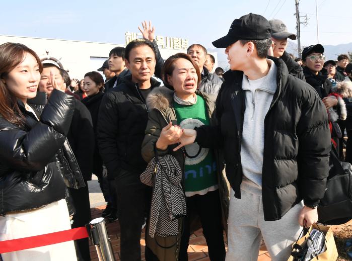 해군교육사령부 정문 앞에서 부대 입영을 앞둔 청년이 가족들과 인사를 나누고 있다. 사진 제공=서준혁 중사