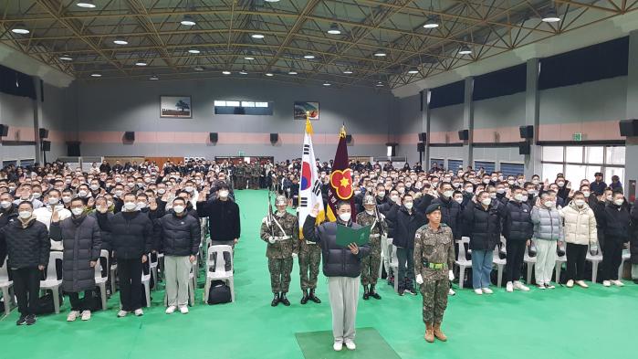 육군36보병사단 백호신병교육대대에서 진행된 입영식에서 입영 장정들이 선서하고 있다.