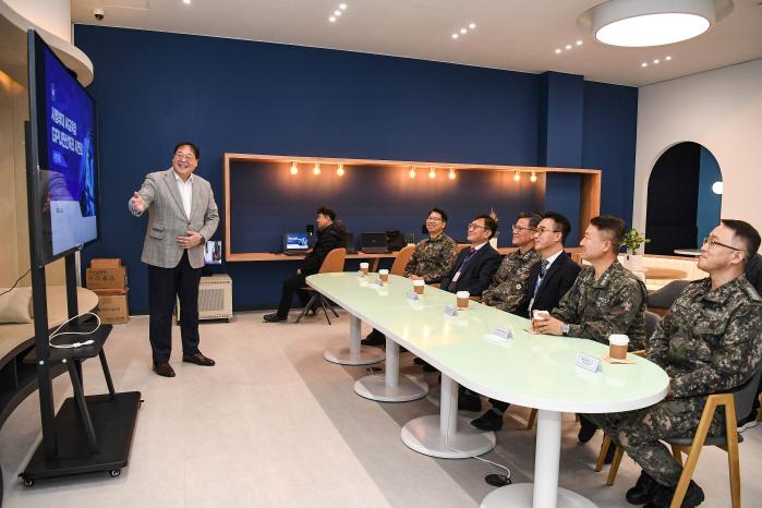 3일 문을 연 해군교육사령부 AI·SW 교육장에서 부대 관계자들을 대상으로 시연하고 있다. 사진 제공=정윤화 하사