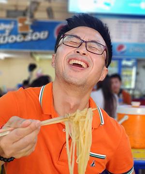 필자 박민우는 ‘25박 26일 치앙마이 불효자 투어’ ‘1만 시간 동안의 남미’ ‘지금이니까 인도, 지금이라서 훈자’ 등을 쓴 여행작가다. EBS ‘세계테마기행’ 등 여행 프로그램에 출연해 세계 각지의 생생한 삶과 문화를 전달하기도 했다.