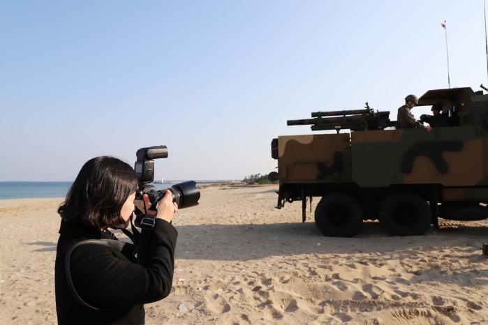 육군2작전사령부 촬영담당 심상은 군무주무관이 K105A1 차륜형 자주포 사격훈련 현장을 촬영하고 있다.