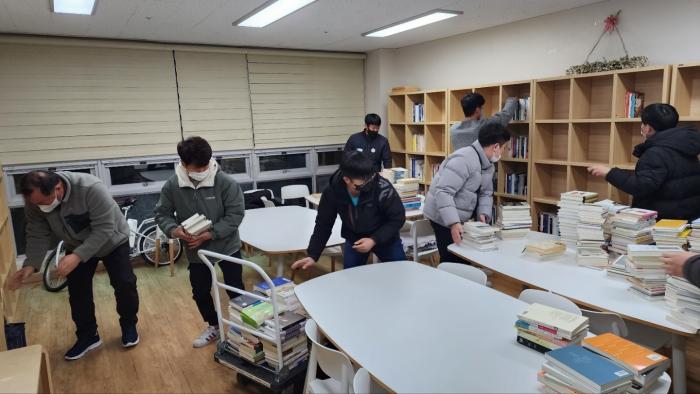 더함세 동아리 회원들이 지역 복지관에 도서관을 설치하고 있다. 본인 제공