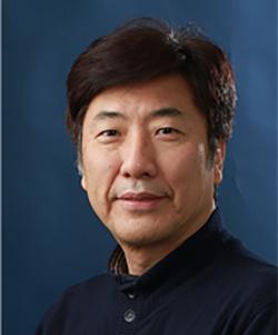 필자 유승용은 동서울대학교 산업디자인학과 교수이며, 제품 디자인 개발이나, 항공기 관련 스케일 모델러로도 활동하고 있다. 저서로는 『ROKAF COLORS VOL.1 대한민국공군 특수비행팀 블루세이버 1956~1966』『Fly to Rome_Illustbook』등이 있다.