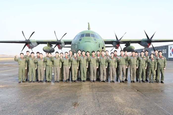 36년 무사고 기록을 세운 공군5공중기동비행단 251공수비행대대 장병들이 C-130 허큘리스 항공기를 배경으로 기념사진을 찍고 있다. 사진 제공=오정민 상병