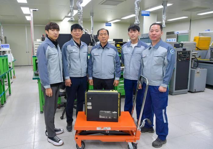 이정호(군무부이사관·가운데) 공군군수사령부 81항공정비창장 등 CH-47 STVA 수리 능력 확보에 일조한 81창 군무원들이 국방일보와 인터뷰를 마친 후 단체사진을 남기고 있다. 아래는 STVA. 사진 제공=우동균 중사