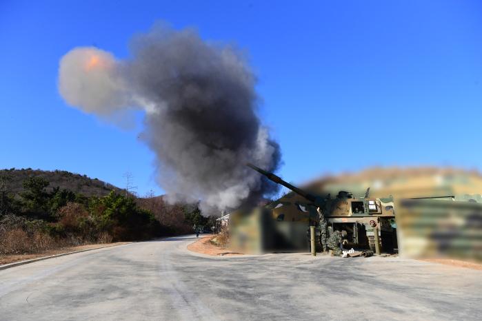 지난 5일 진행된 우리 군의 서북도서부대 해상사격훈련에서 K9 자주포가 포탄을 발사하는 모습. 국방부 제공