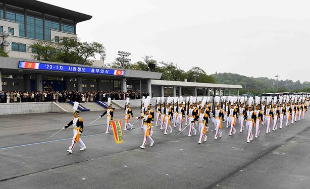 해군사관생도 분열 모습.