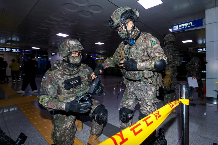 육군53보병사단 위험성폭발물개척팀이 부산 신해운대역에 있는 의심물체를 탐지하기 위해 준비하고 있다. 부대 제공