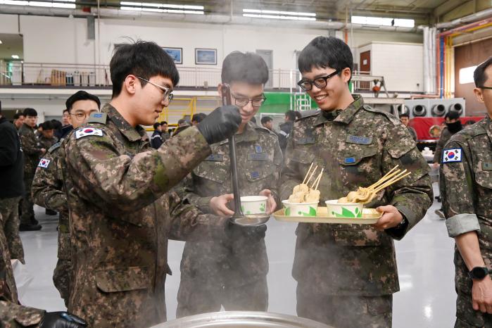 공군38전투비행전대 장병들이 어묵을 먹으며 친목을 다지고 있다. 사진 제공=조현우 상병