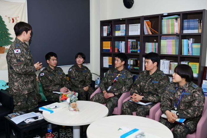 공군39비행단 초급간부들이 18일 진행된 교육 중 보안의 중요성에 대한 생각을 발표하고 있다. 사진 제공=채은호 병장