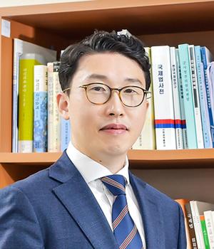 필자 안준형은 서울대학교에서 법학 박사학위를 취득하고 국제인도법 전문가로 활동하고 있다. 현재 국방대학교 안전보장대학원 교수로 재직 중이며, 국가안전보장문제연구소 안보전략연구센터장을 맡고 있다.