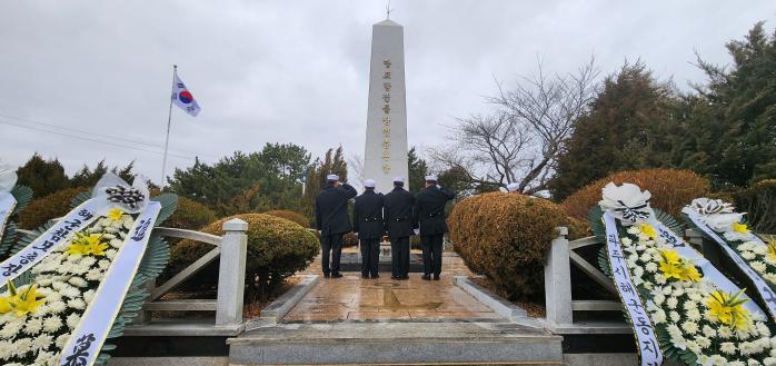 지난 19일 해군1함대 장병들이 당포함 피격사건 제57주기를 맞아 강원도 고성군 당포함 전몰장병 충혼탑에서 전사자들을 기리며 경례하고 있다. 부대 제공