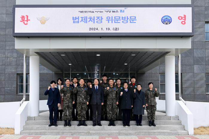 지난 19일 공군39비를 찾은 이완규(왼쪽 넷째) 법제처장이 비행단 장병들과 기념촬영을 하고 있다. 사진 제공=전미화 상사