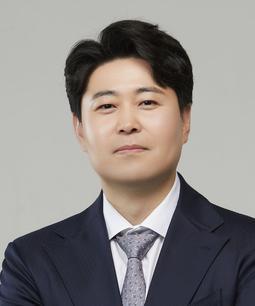 필자 정대영은 육군소령으로 예편한 뒤 항공사에서 일하고 있다. 자신의 전직 경험을 다룬 『나는 군 경력으로 취업했다』를 썼다. ‘카키의 블로그’를 통해 취업 노하우 상담을 하고 있다