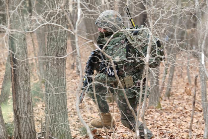 22일 경기도 연천군 육군28보병사단 수색대대 주둔지 내에서 DMZ 전투기술 숙달 훈련이 진행된 가운데 조건반사적 행동숙달 상황 중 한 장병이 적 공격을 피해 수풀에서 이동하고 있다.