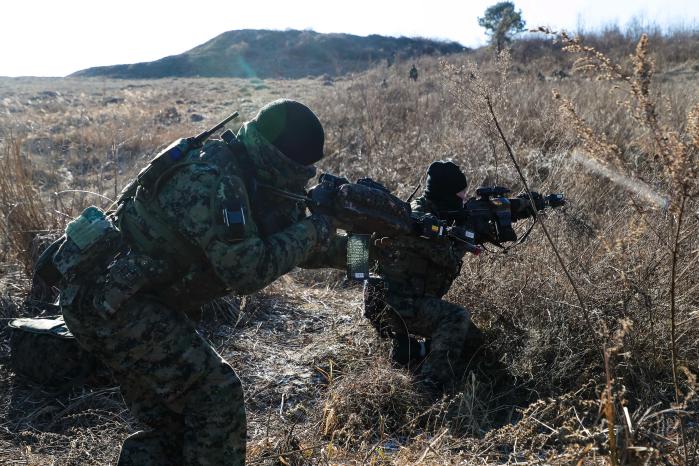 23일 경기도 광주시 육군특수전학교 산악지역 훈련장에서 특수전사령부 장병들이 대항군을 수색하고 있다.