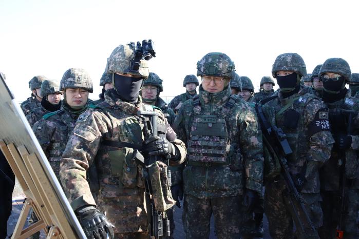 육군22보병사단을 방문한 박안수 육군참모총장이 24일 소부대 전투기술 발전을 위한 현장 토의를 하고 있다. 육군 제공