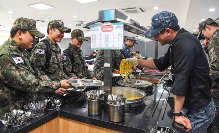 해군인방사 장병들이 병영식당에서 음식을 배식받고 있다. 부대 제공