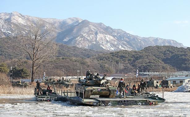 육군수도기계화보병사단 제병협동 혹한기훈련 중 K1A2 전차가 문교 도하 훈련을 하고 있다. 부대 제공