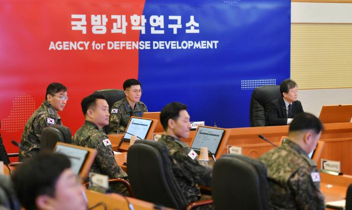 이영수(오른쪽 둘째) 공군참모총장이 지난 26일 국방과학연구소를 찾아 박종승 소장을 비롯한 국과연 주요 관계자들과 교류·협력방안을 논의하고 있다. 공군 제공