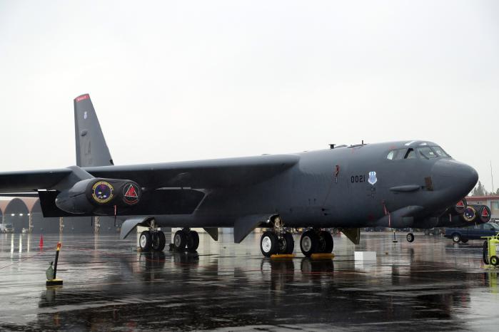 지난해 10월 19일 충북 청주시 한 공군기지에 미 공군의 전략폭격기 B-52H 스트래토포트리스가 착륙해 있다. B-52 폭격기가 국내 공군기지에 착륙한 것은 처음이다. 청주=조종원 기자