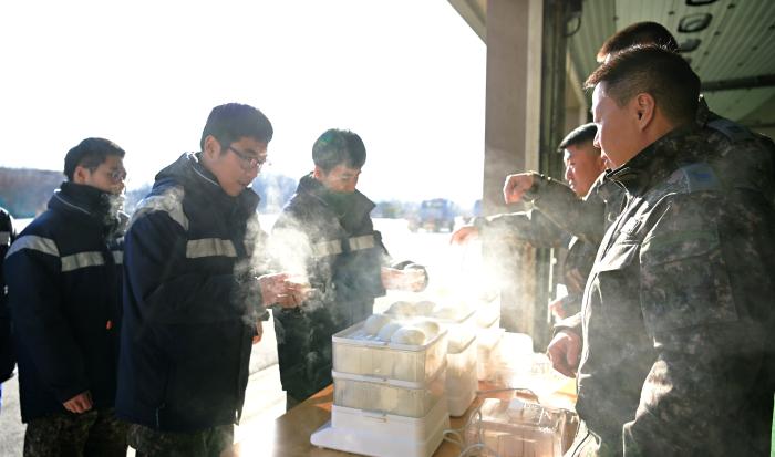 공군39비행단 항공정비전대 장병들이 정비사들에게 호빵을 나눠 주고 있다. 사진 제공=전미화 상사