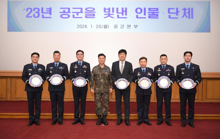 이영수(왼쪽 넷째) 공군참모총장과 ‘2023년 공군을 빛낸 인물·단체’ 수상자들이 29일 시상식을 마친 뒤 단체사진을 찍고있다. 공군 제공