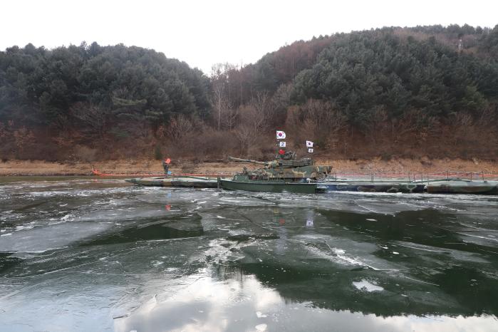 육군3공병여단 혹한기훈련 중 K1 전차를 실은 도하중대 문교가 유빙을 뚫고 이동하고 있다. 사진 제공=이의현 소령