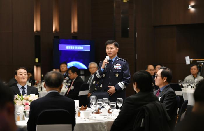 이영수 공군참모총장이 ‘2024년 공군 정책발전자문위원회 전체회의’를 주관하며 자문위원들에게 감사 인사를 전하고 있다. 공군 제공