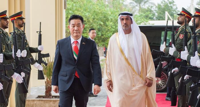 신원식(왼쪽) 국방부 장관이 무함마드 UAE 국방특임장관과 회담에 앞서 의장행사를 하고 있다. 신 장관은 UAE 국기 형상의 특별 제작 넥타이를 착용, 양국의 깊은 협력·우정을 표현했다. 국방부 제공