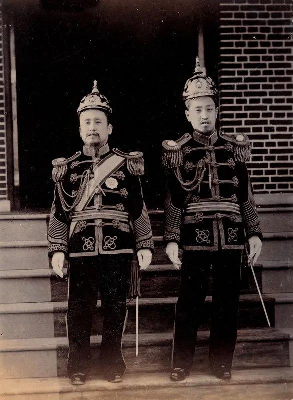 대한제국군 대원수인 고종(왼쪽) 황제와 원수 황태자 이척(순종). 문화재청 제공