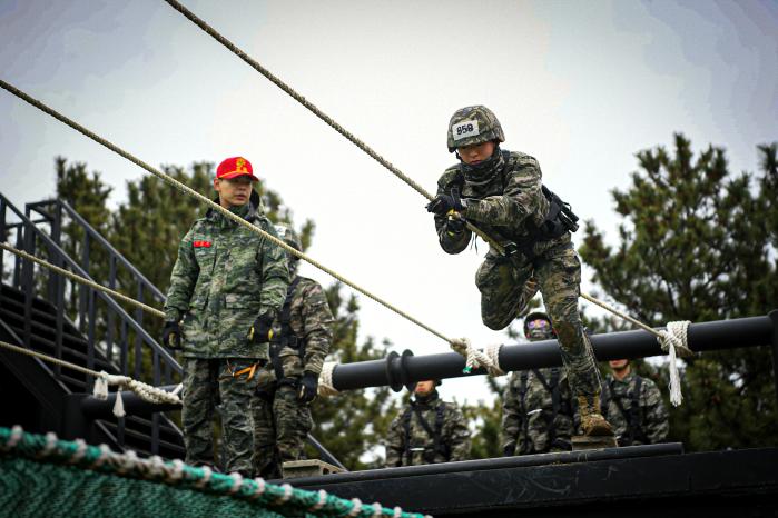 해병대1사단 선봉여단 산악대대 장병들이 사단 전투연병장에서 외줄도하훈련을 하고 있다. 부대 제공