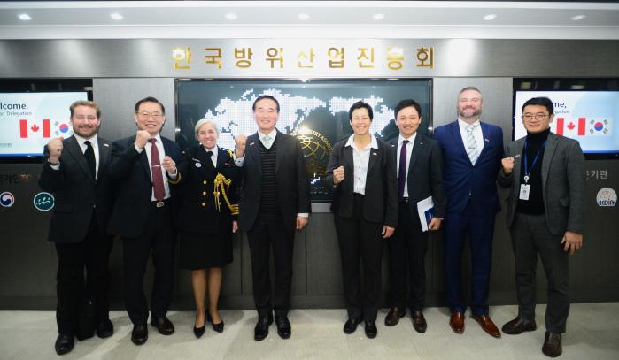 양문환(오른쪽 셋째) 본부장이 지난달 19일 방진회를 방문한 낸시 트렘블레(오른쪽 넷째) 국방물자부차관보 등 캐나다 국방부 관계관들과 기념사진을 찍고 있다.