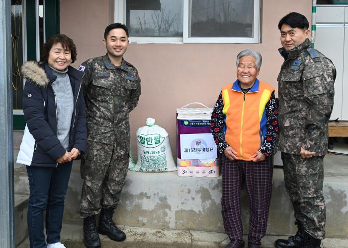 공군16전투비행단 장병들이 지역 어르신을 만나 위문품을 전달하고 함께 사진을 찍고 있다. 사진 제공=장진우 일병